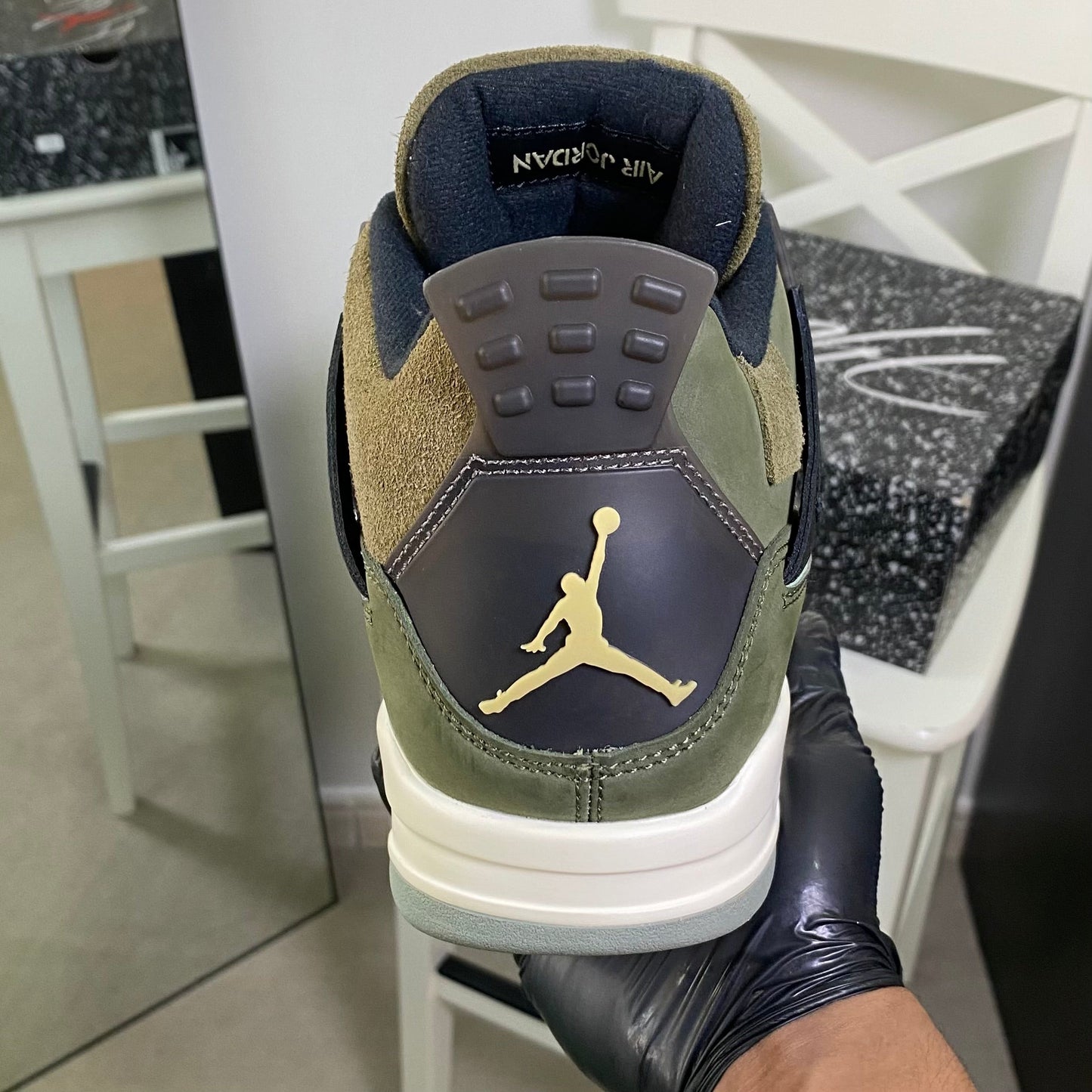 Air Jordan 4 Craft “Medium Olive”